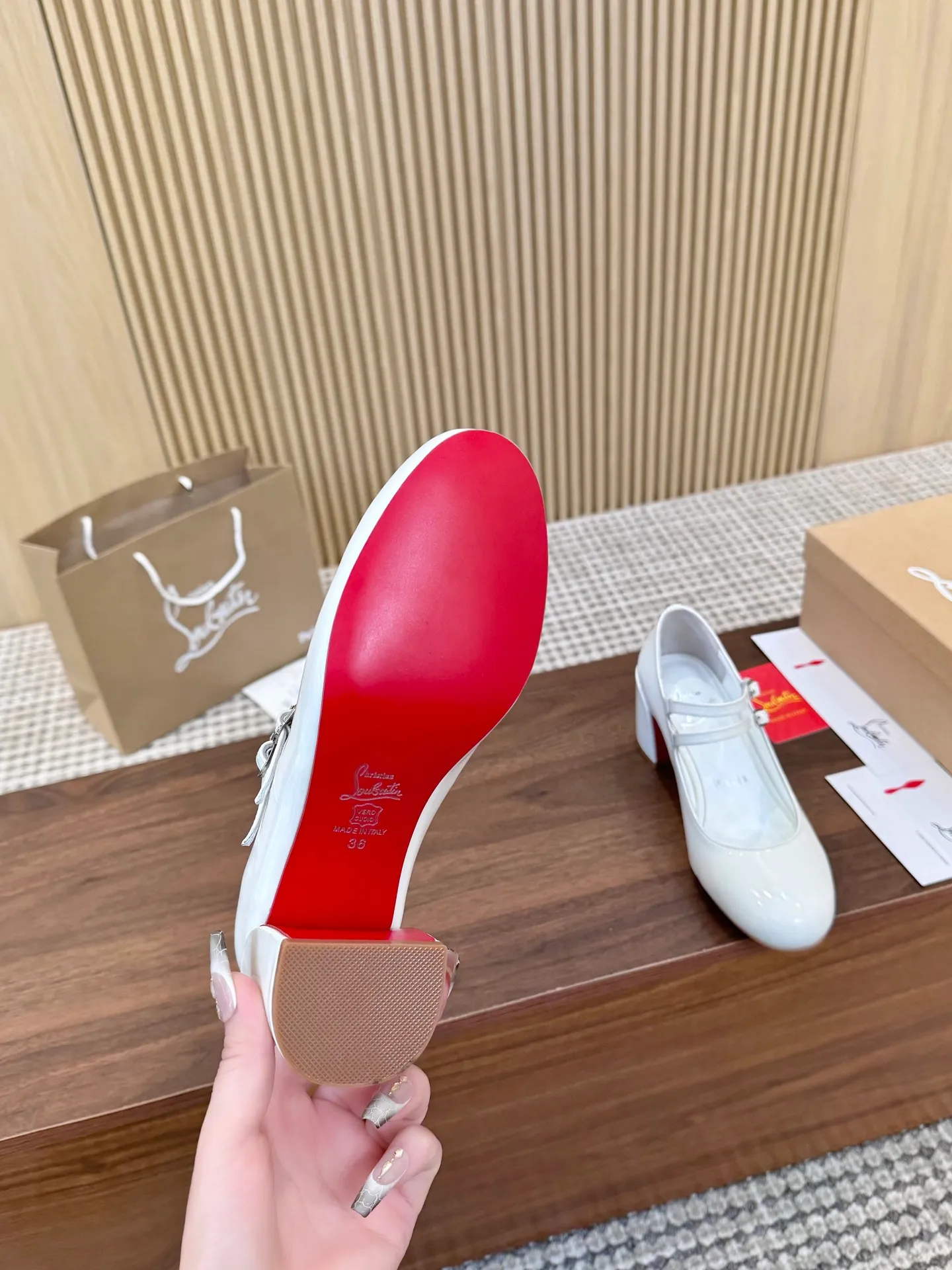 👟👟Ex-factory price 480👟👟 Genuine leather sole +40 Year-round shipment💝Christian Louboutin CL👠 "Patent Leather Series" Noble and luxurious, real blingbling👟👟 Real materials, all customized by the pattern maker, and the materials are made of original customized materials to achieve the taste of the original 6 color options💍Upper: Imported👉cow patent leather💪 Lining: Sheepskin foot pad/lining Code number: 34-40.41.42 Heel height: 6.5cm Genuine leather sole Rubber sole